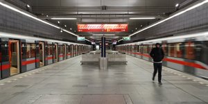 αντρας μονος πλατφόρμα μετρο