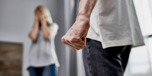 Οι διαφορετικές μορφές βίας μέσα στην οικογένεια και οι διαστάσεις που έχουν λάβει το τελευταίο διάστημα