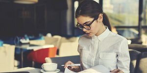 Επαγγέλματα μια υπάλληλος γραφείου εν ώρα εργασίας