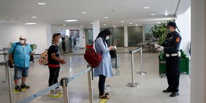 Επιβάτες περνούν από έλεγχο σε αεροδρόμιο στο Μαρόκο