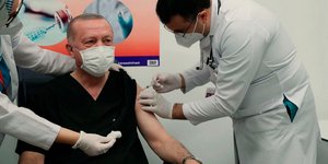 Εμβολιάστηκε ο Ρετζέπ Ταγίπ Ερντογάν