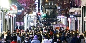 Βίντεο: Η... κάθοδος των Μυρίων στην Ερμού -Μόλις ανακοινώθηκαν τα νέα μέτρα
