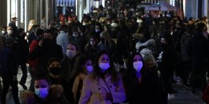 Λαοθάλασσα στην Ερμού το βράδυ της Παρασκευής