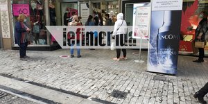 Λιγοστή κίνηση στα καταστήματα της Ερμού, το Σάββατο το πρωί