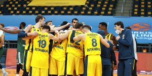Οι παίκτες της Φενέρ πανηγυρίζουν σε έναν κύκλο