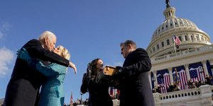 Ο Τζο Μπάιντεν δίνει ένα φιλί στην σύζυγό του Τζιλ κατά τη διάρκεια της ορκωμοσίας του στο Καπιτώλιο