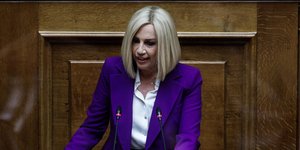 Η πρόεδρος του ΠΑΣΟΚ, Φώφη Γεννηματά με μοβ ταγέρ και λευκό πουκάμισο στο βήμα της Βουλής