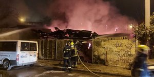 Πυροσβέστες επιχειρούν σε φωτιά στην Αθήνα