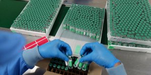 Φιαλίδια του εμβολίου της AstraZeneca
