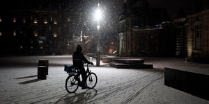 Άνδρας με ποδήλατο στο χιόνι στη Γαλλία