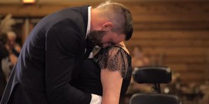 Γαμπρός χορεύει με την μητέρα του που πάσχει από ALS