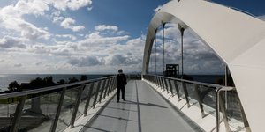 Πεζή σε γέφυρα στην Αθήνα