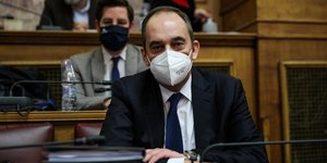 Ο υπουργός Ναυτιλίας Γιάννης Πλακιωτάκης με μάσκα σε συνεδρίαση επιτροπή της Βουλής