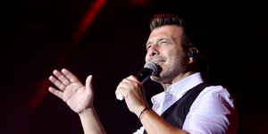 Ο Γιάννης Πλούταρχος τραγουδάει στη σκηνή