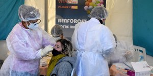 Γιατροί κάνουν τεστ κορωνοϊού σε γυναίκα στη Τυνησία
