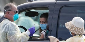 Γιατρός ετοιμάζει εμβόλιο σε οδηγό