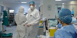 Γιατροί σε ΜΕΘ