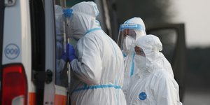 γιατροι σε πορτα ασθενοφορου