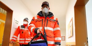 Γιατρός μεταφέρει εμβόλια στην Γερμανία