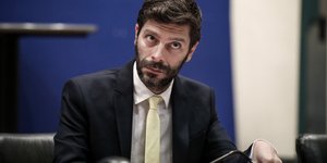 Νικόλας Γιατρομανωλάκης κοιτα πλαγια