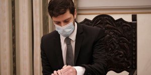 O Nικόλας Γιατρομανωλάκης υπογράφει στην ορκωμοσία του