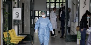 Νοσοκόμα βγαίνει από διάδρομο νοσοκομείου