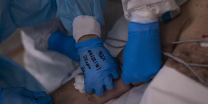 γιατρος γαντια χερι ασθενη