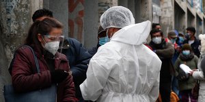 Γιατρός και γυναίκα σε ουρά στη Βολιβία