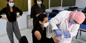 Γιατρός παίρνει δείγμα αίματος από ασθενή στην Τυνησία