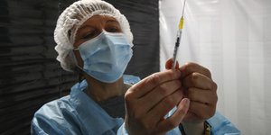 γιατρος κοιταει σύριγγα 