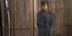 γιατρος πισω απο τζαμι 