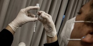 γιατρος χτυπαει εμβολιο 