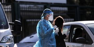 Γιατρός κάνει rapid test σε οδηγούς