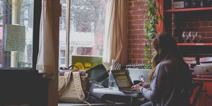 γυναίκα στον υπολογιστή