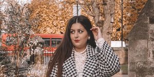 Μια γυναίκα με καρό σακάκι 