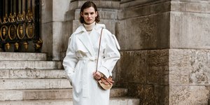 γυναίκα με παλτό στην εβδομάδα μόδας