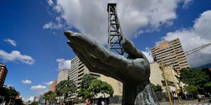 Γλυπτό σε πλατεία του Καράκας στη Βενεζουέλα