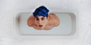 Ο Νικόλας Βαρθακούρης με μπλε μαλλιά 