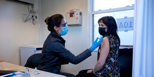 Γυναίκα κάνει το εμβόλιο για τον κορωνοϊό