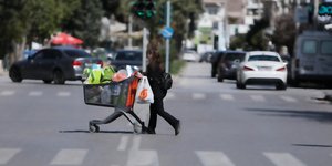 Γυναίκα με καρότσι από σούπερ μάρκετ