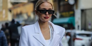 Γυναίκα με μαύρα γυαλιά και κόκκινο κραγιόν 