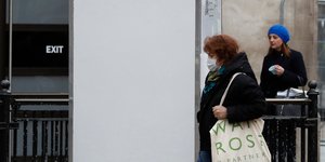 Γυναίκα περπατά με μάσκα