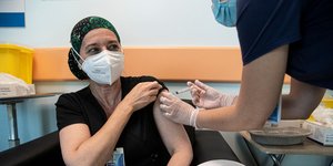 Γυναίκα κάνει το εμβόλιο για τον κορωνοϊό στη Χιλή