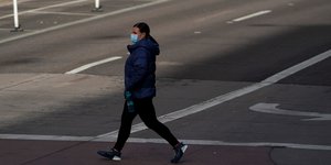 Γυναίκα με μάσκα στις ΗΠΑ