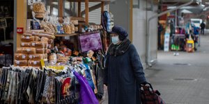 Γυναίκα με μάσκα σε αγορά της Λιθουανίας