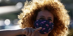 Γυναίκα με μάσκα