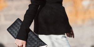 Γυναίκα με μαύρα νύχια, μαύρη τσάντα