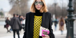 Γυναίκα με μαύρο παλτό