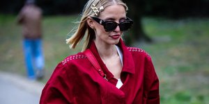 Γυναίκα με κόκκινο κραγιόν και γυαλιά ηλίου