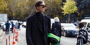 γυναίκα με γυαλιά στην εβδομάδα μόδας